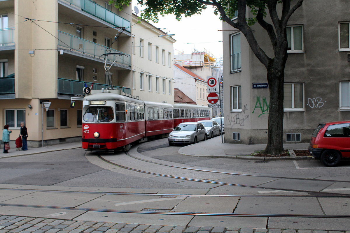 Wien Wiener Linien am 12. Mai 2017: Ein nach Meidling umgeleiteter Zug der SL 6 (E1 4512 + c3 1261) biegt beim Verlassen der Hst. Murlingengasse in die Dörfelstraße ein.