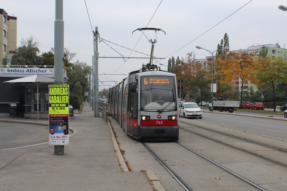 Wien Wiener Linien am 12. Oktober 2015: Der ULF B1 748 als SL 6 erreicht die Haltestelle Svetelskystraße in der Etrichstraße.