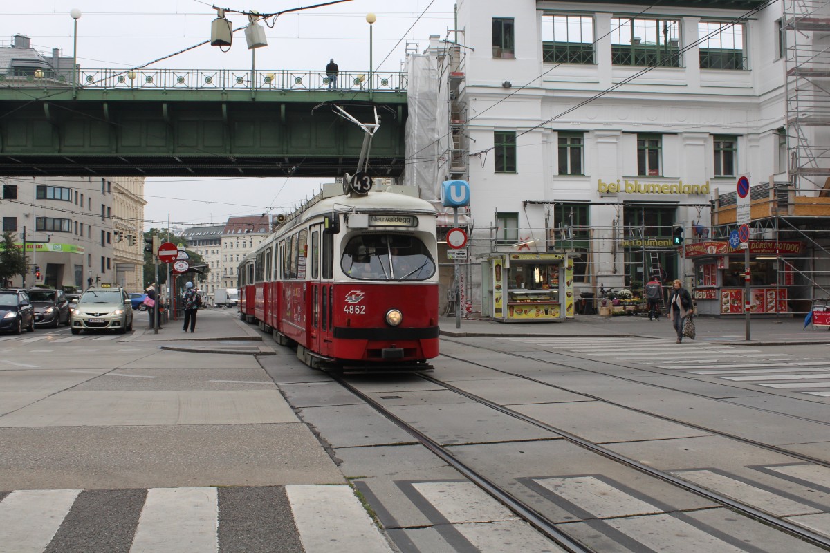 Wien Wiener Linien am 13. Oktober 2015: Tw E1 4862 mit Bw c4 1352 als SL 43 verlässt die Haltestelle U Alser Straße in Richtung Neuwaldegg.