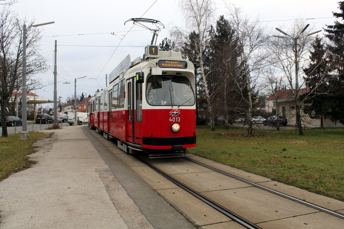 Wien Wiener Linien am 14. Februar 2016: Ein Zug bestehend aus dem GT6 E2 4013 und dem Bw c5 1413 auf der SL 1 verlässt die Endstation Stefan-Fadinger-Platz.