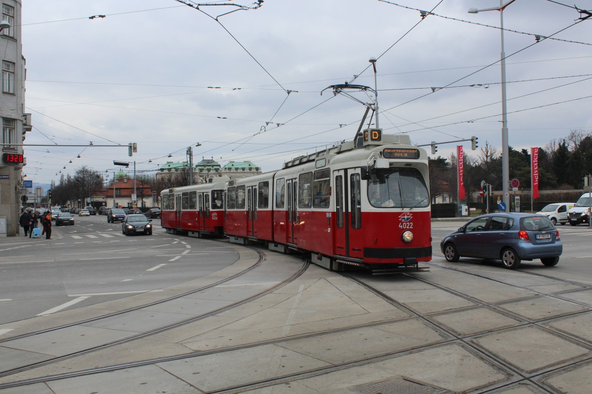 Wien Wiener Linien am 16. Februar 2016: Ein Zug der SL D bestehend aus dem Tw E2 4022 (SGP 1979) und dem Bw c5 1422 (Rotax 1978) kreuzt eben den Gürtel auf dem Weg zur Haltestelle Quartier Belvedere.