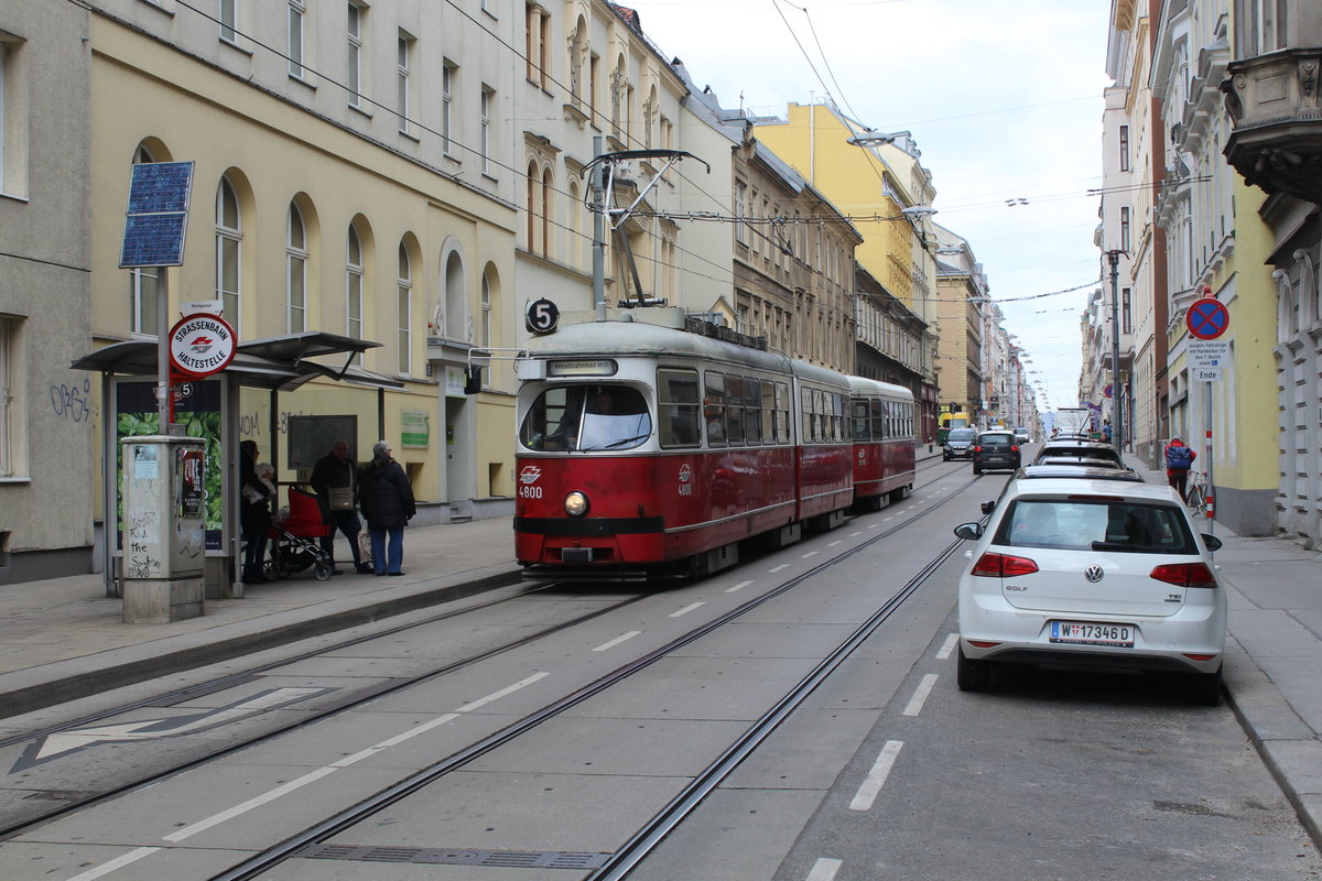 Wien Wiener Linien am 16. Februar 2016: Ein Zug der SL 5 (E1 4800 + c4 1315) erreicht die Haltestelle Stollgasse in der Kaiserstraße (Wien-Neubau) auf der Fahrt zum Westbahnhof.