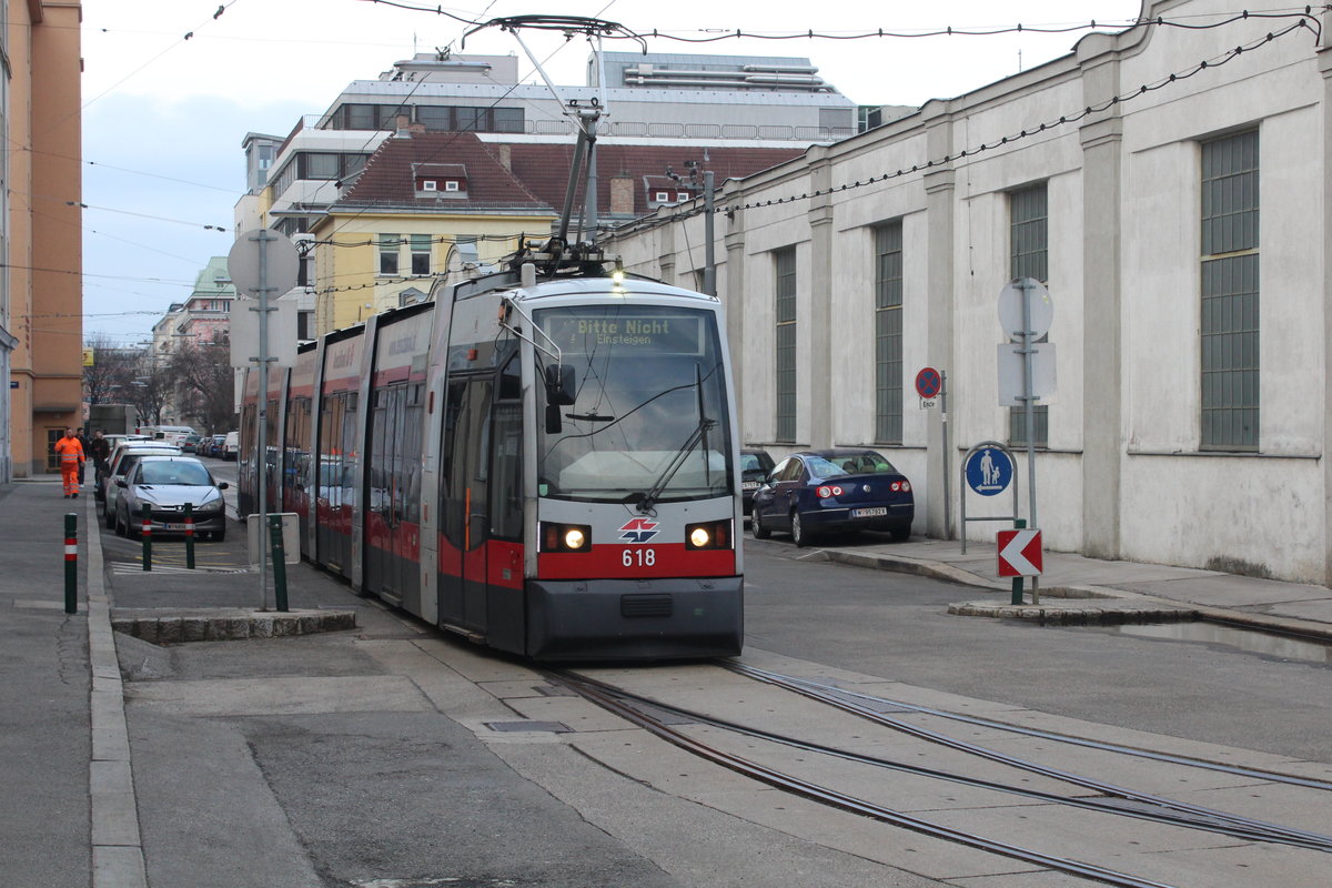 Wien Wiener Linien am 16. Februar 2016: Der ULF B 618 erreicht durch die Erlachgasse den Betriebsbahnhof Favoriten, den die Straßenbahnlinien D, O, 1, 6, 18 und 67 als (die eine) Remise benutzen. - Die Erlachgasse wurde nach dem Barockarchitekten Johann Bernhard Fischer von Erlach (1656 - 1723) benannt. Fischer von Erlach erbaute u.a. die Karlskirche, das Stadtpalais des Prinz Eugen (= das heutige Finanzministerium) und die Nationalbibliothek. 