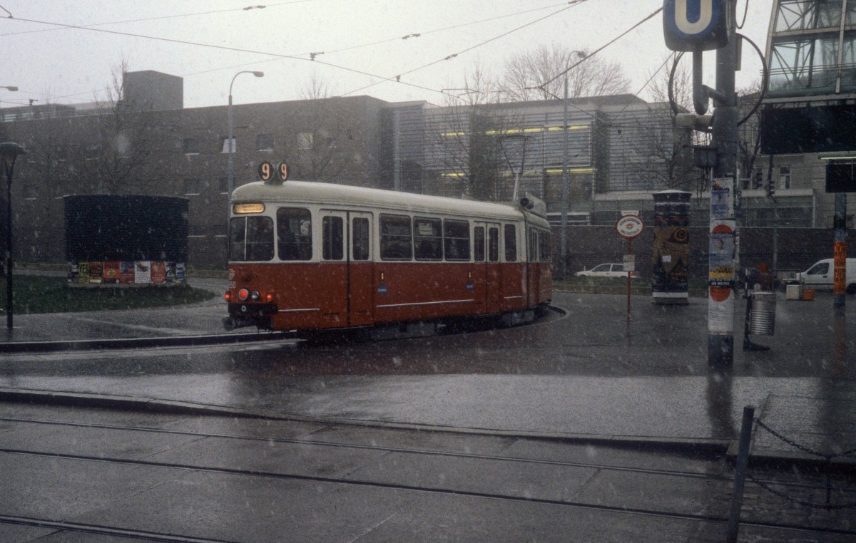 Wien Wiener Linien: Am 19. März 2000 hält der E1 4850 auf der SL 9 am Westbahnhof (Endstation).