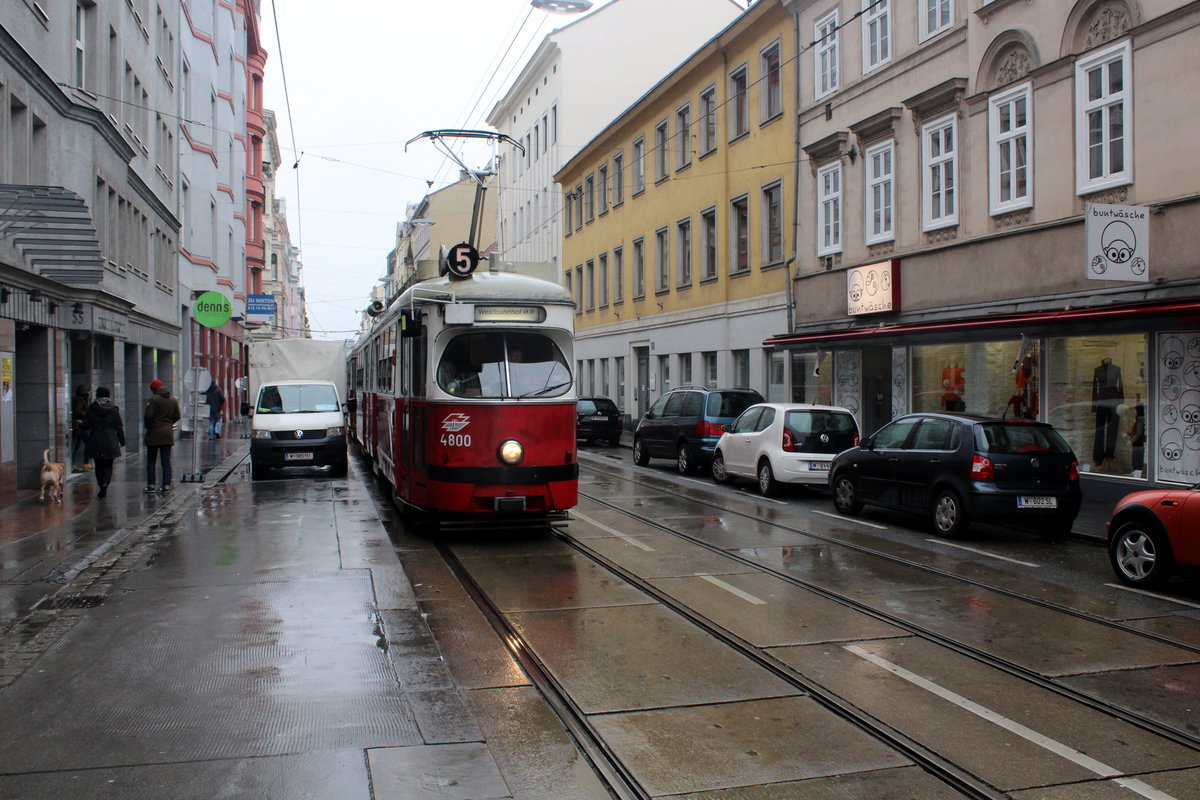Wien Wiener Linien am 19. Februar 2016: Ein Zug der SL 5 (E2 4800 + c4 1315) nähert sich in der Kaiserstraße (Wien-Neubau) der Haltestelle Kaiserstraße / Westbahnstraße auf der Fahrt in Richtung Westbahnhof.