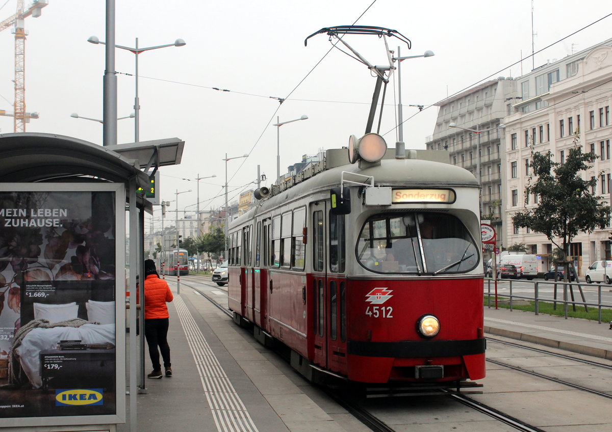 Wien Wiener Linien: Am 21. Oktober 2016 hält der E1 4512 (Sonderzug) an der Hst. Quartier Belvedere.