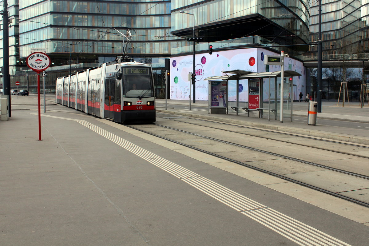 Wien Wiener Linien: Am 22. März 2016 erreicht der ULF B 630 auf der SL D die Haltestelle Quartier Belvedere in der Arsenalstraße.