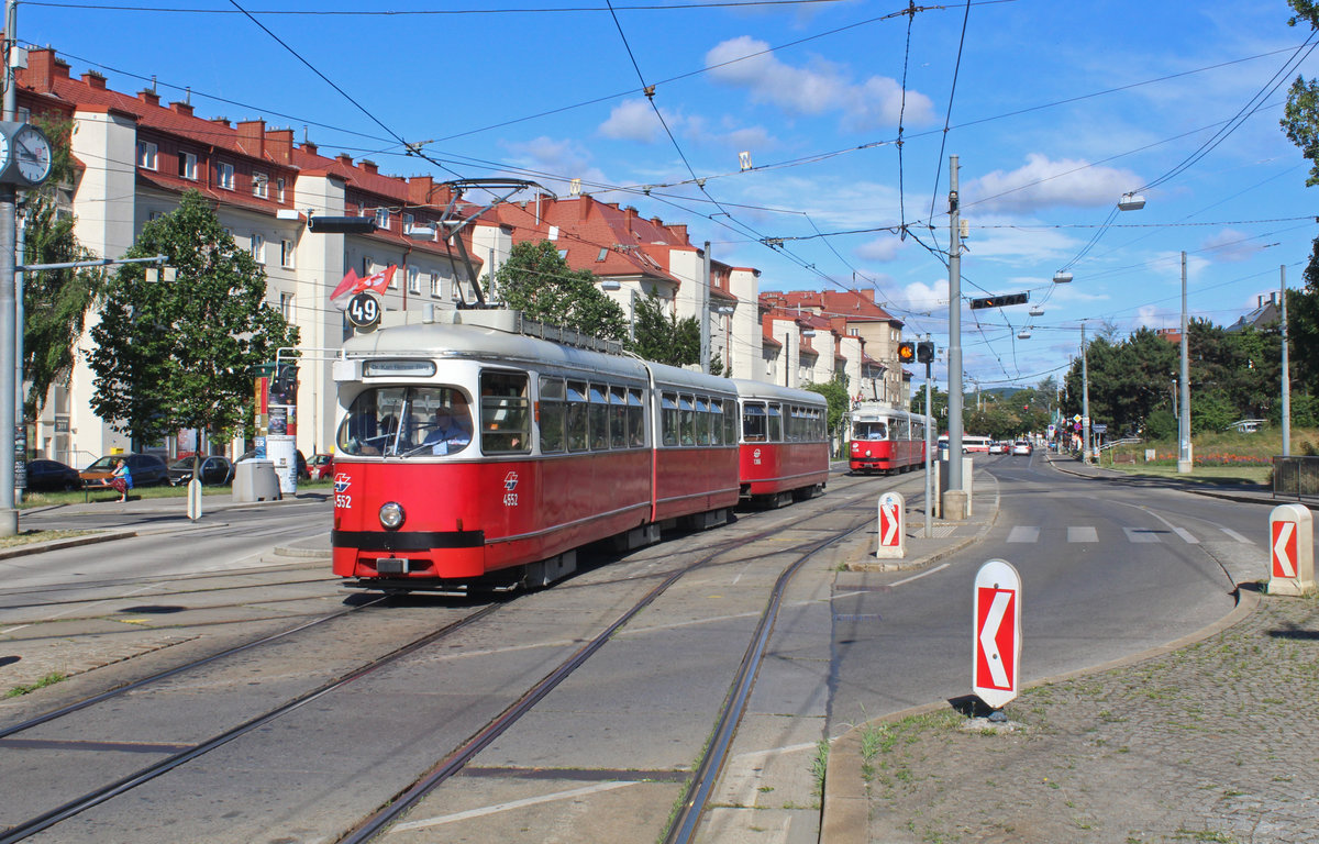 Wien Wiener Linien am 29. Juni 2017: Die Garnitur bestehend aus dem E1 4552 und dem c4 1366 als SL 49 hat die Haltestelle Baumgarten in der Linzer Straße gerade verlassen. Der Zug fährt Richtung Dr.-Karl-Renner-Ring. 
