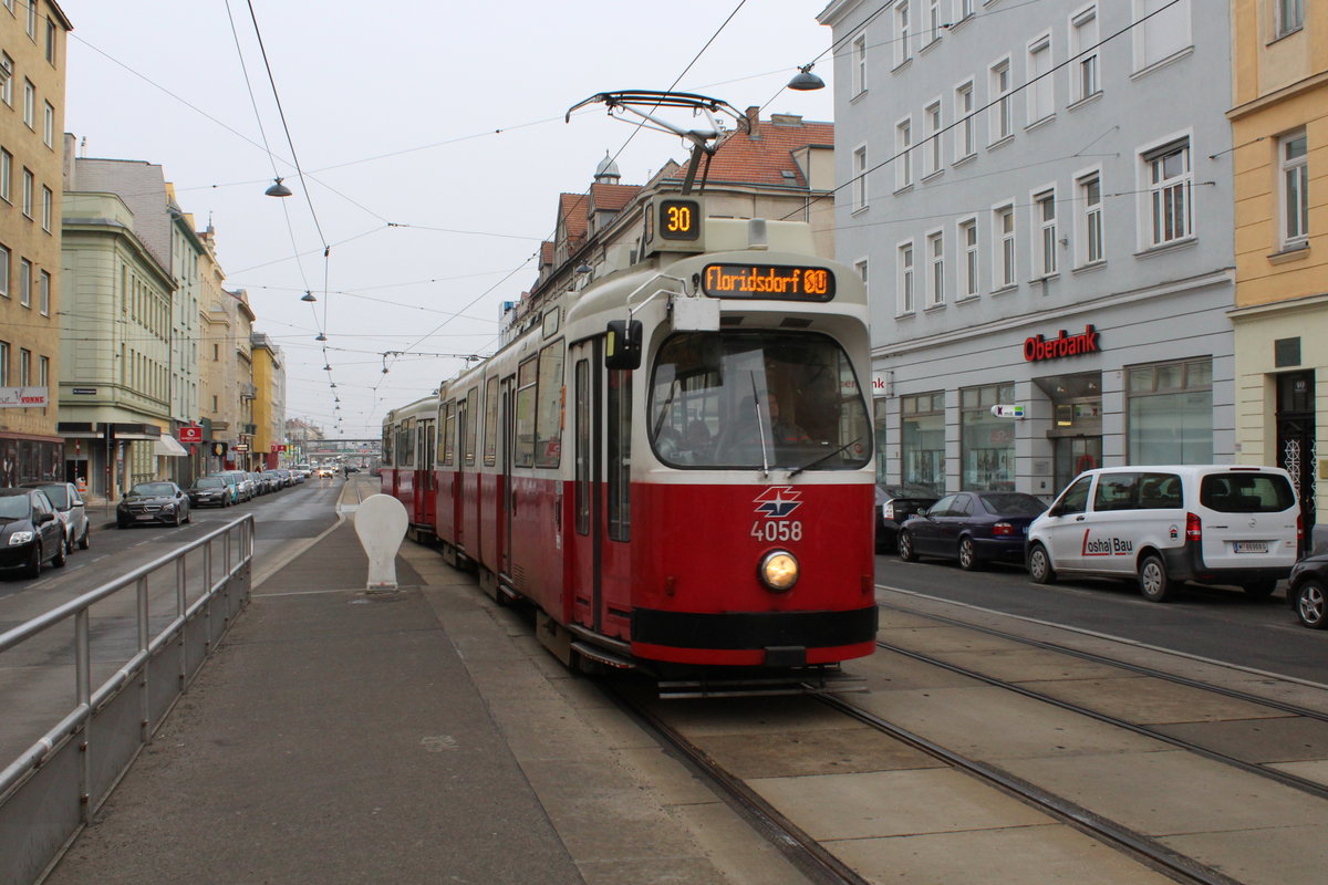 Wien Wiener Linien: Am Morgen des 13. Feber / Februar 2019 erreicht der E2 4058 (SGP 1986) als SL 30 die Haltestelle Floridsdorfer Markt in der Brünner Straße. - Der Zug kommt aus Stammersdorf.