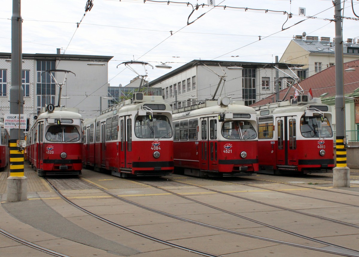 Wien Wiener Linien: Am Morgen des 1. Mai 2015 hielten u.a. die Gelenktriebwagen E1 4520, E2 4084, E1 4521 und E2 4083 abgestellt im Strassenbahnbetriebshof Favoriten.