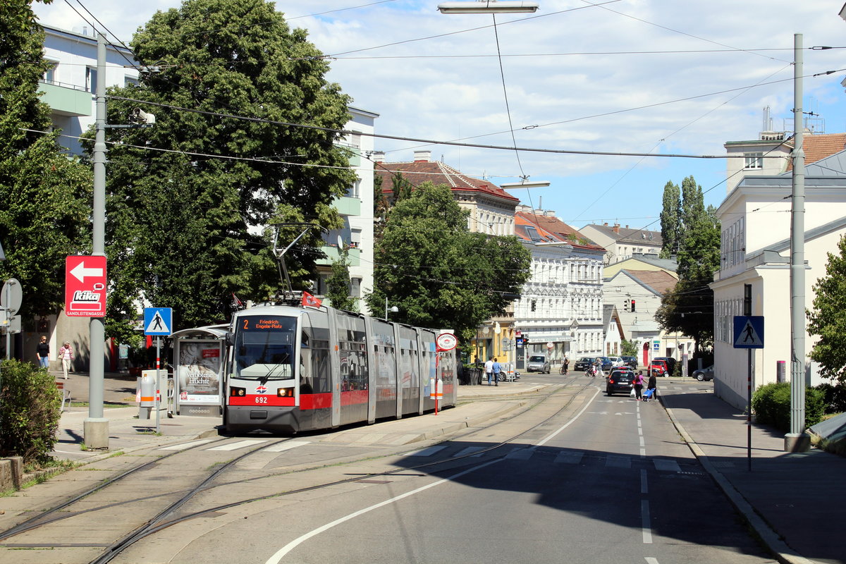 Wien Wiener Linien: Am Nachmittag  des 1. Juli 2017 hält der ULF B 692 als SL 2 an der Endhaltestelle in Ottakring (Ottakringer Straße / Erdbrustgasse).