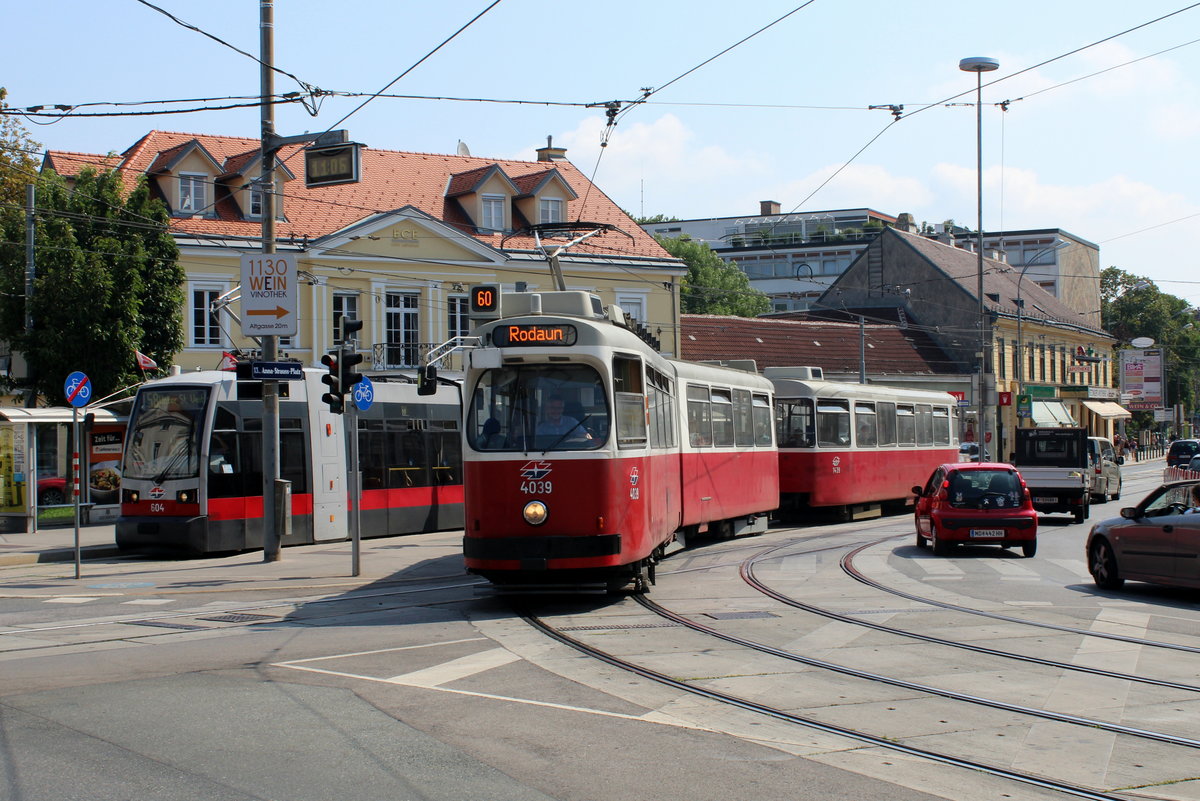 Wien Wiener Linien am Vormittag des 26. Juli 2016: Ein Zug der SL 60 (E2 4039 + c5 1439) hat die Hst. Dommayergasse (in Wien-Hietzing) verlassen und biegt vom Anna-Strauss-Platz in die Lainzer Straße ein, um nach Rodaun (in Wien-Liesing) weiterzufahren. - An der Hst. der SL 58 hält der ULF B 604, der in Richtung Unter St. Veit / Hummelgasse fährt.