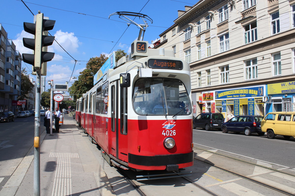 Wien Wiener Linien: An der Hst. Gunoldstraße in der Heiligenstädter Straße (im 19. Bezirk Döbling) hält am 27. Juli 2018 der E2 4026 (SGP 1979) auf der SL E4. Diese Linie ist eine Ersatzlinie, die - zusammmen mit der SL D - auf der Strecke Spittelau - Heiligenstadt die Fahrgäste der U4, deren Züge seit dem 2. Juli bis voraussichtlich den 26. August d.J. in Spittelau enden, befördern soll.
