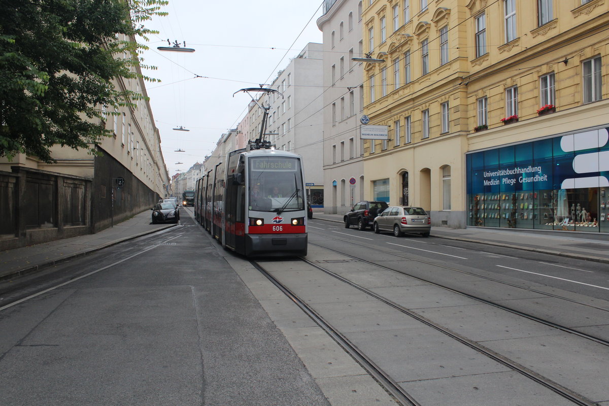 Wien Wiener Linien: B 606 als Sonderzug (Fahrschule) IX, Alsergrund, Spitalgasse am 17. Oktober 2016.