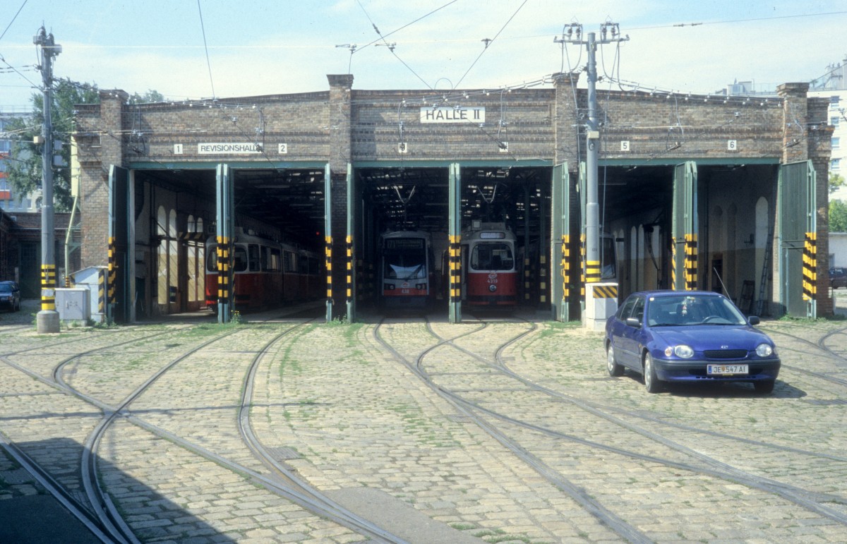 Wien Wiener Linien Betriebsbahnhof Simmering Halle II im Juli 2005.