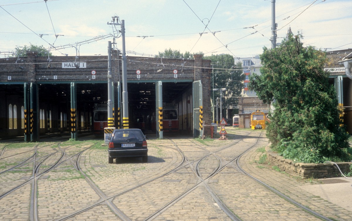 Wien Wiener Linien Betriebsbahnhof Simmering Halle I im Juli 2005.