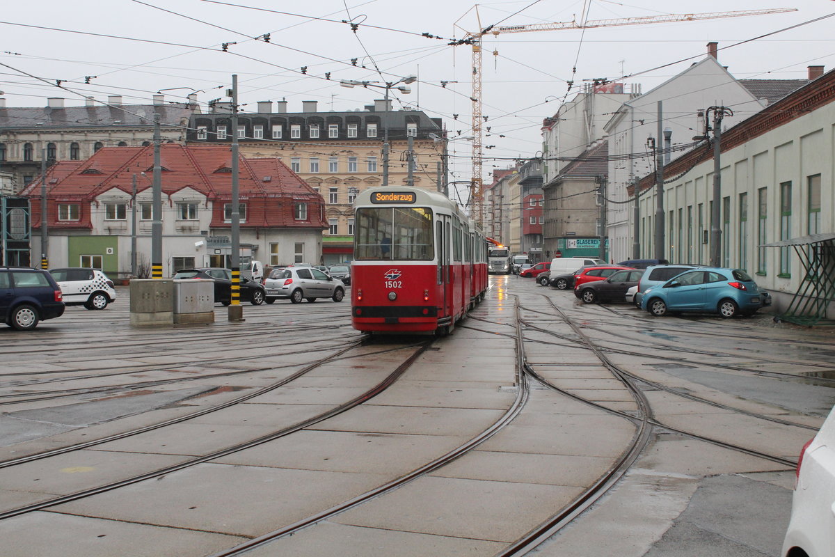 Wien Wiener Linien: c5 1502 + E2 4302 Betriebsbahnhof Favoriten am 19. Februar 2016.