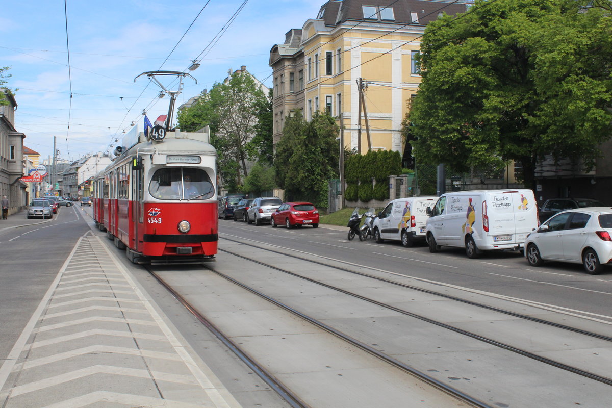 Wien Wiener Linien: Der E1 4549 mit einem Bw des Typs c4 auf der SL 49 kommt in der Station Deutschordenstraße in der Linzer Straße im 14. Stadtbezirk Penzing an. Datum: 12. Mai 2017.