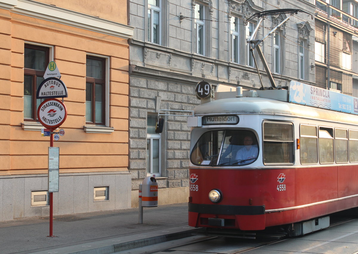 Wien Wiener Linien: Der E1 4558 auf der SL 49 erreicht am 19. Oktober 2018 die Haltestelle Rettichgasse in der Linzer Straße in Hütteldorf.