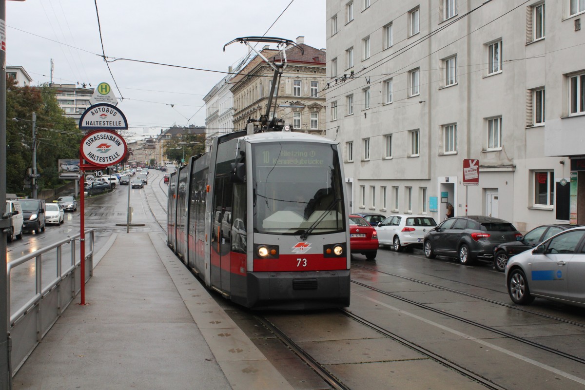 Wien Wiener Linien: Der ULF A1 73 auf der SL 10 erreicht am 14. Oktober 2015 die Haltestelle Thaliastraße / Maroltingergasse im 16. Bezirk (Ottakring). 