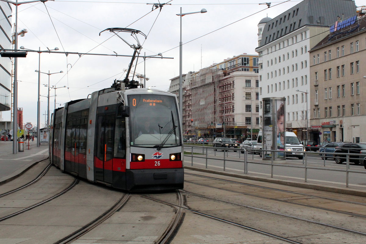 Wien Wiener Linien: Der ULF A 26 auf der SL O hat am Nachmittag des 15. Februar 2016 die Hst. Quartier Belvedere an der Ecke Wiedner Gürtel / Arsenalstraße in Richtung Praterstern gerade verlassen.