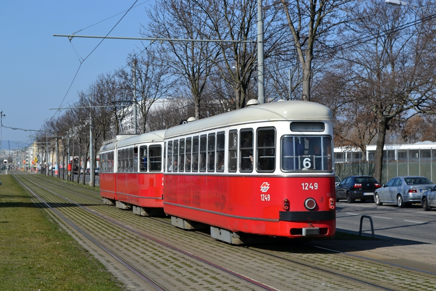 Wien, Wiener Linien E1 + c3 1249 (Bj 1961) auf der Linie 6 bei der Haltestelle Weißenböckstraße, 11.03.2014