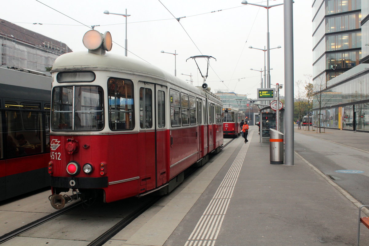 Wien Wiener Linien: E1 4512 hält als Sonderzug am 21. Oktober 2016 an der Hst. Quartier Belvedere.