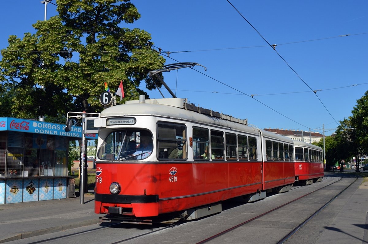 Wien, Wiener Linien E1 4518 + c4 1305 als Linie 6 bei der Haltestelle Margaretengürtel, 09.06.2017
