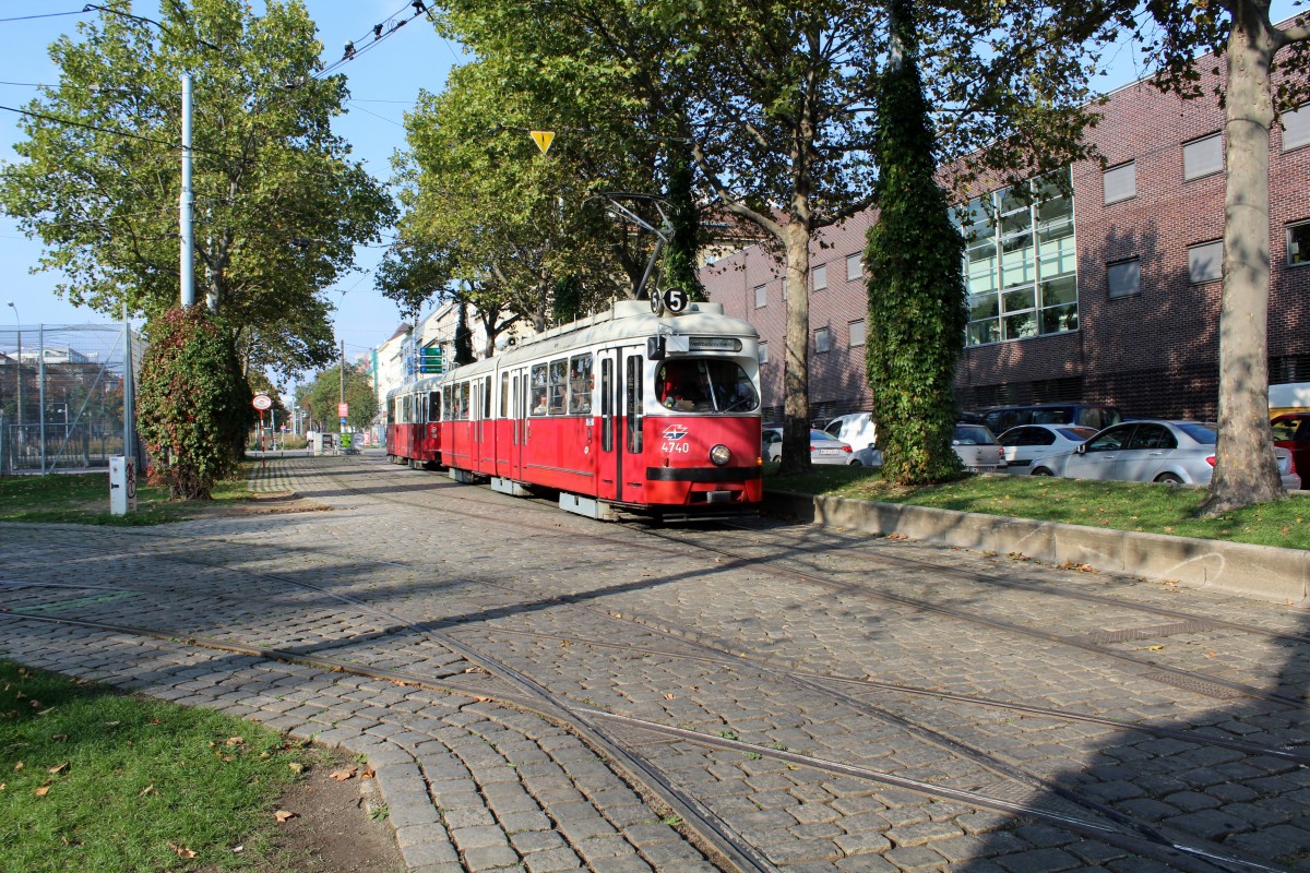 Wien Wiener Linien: E1 4740 + c4 1306 als SL 5 Neubaugürtel / Westbahnhof am 12. Oktober 2015. - E1 4740: SGP 1971; c4 1306: Rotax 1974.