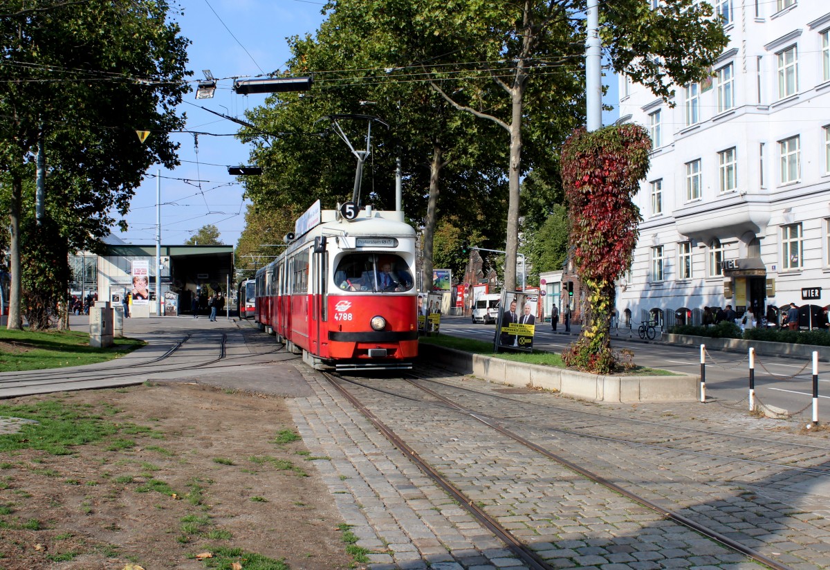 Wien Wiener Linien: E1 4788 (SGP 1972) als SL 5 Neubaugürtel / Mariahilfer Straße am 12. Oktober 2015.