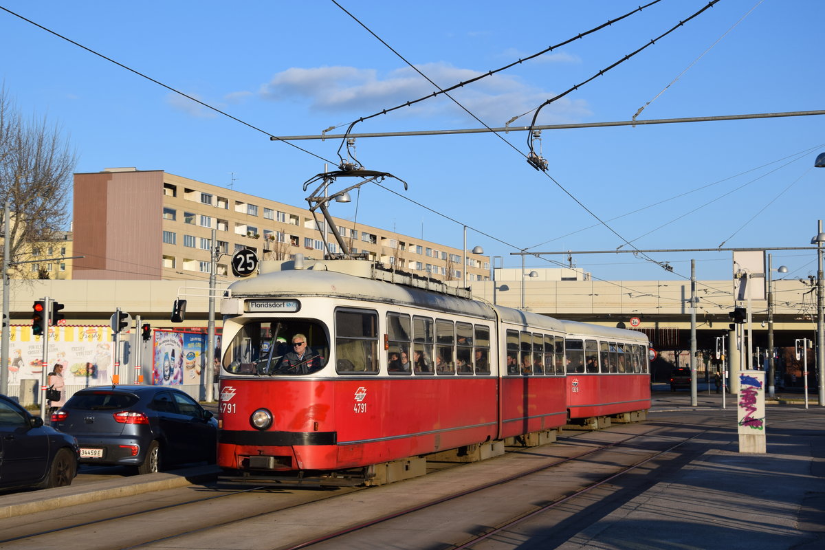 Wien, Wiener Linien E1 4791 + c4 1328 als Linie 25 nach der Haltestelle Kagran U, 21.03.2018