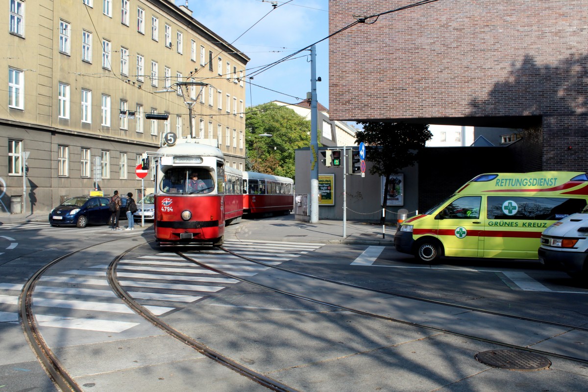 Wien Wiener Linien: E1 4794 + c4 1336 als SL 5 Stollgasse / Neubaugürtel am 12. Oktober 2015. - E1 4794: SGP 1972; c4 1335: Rotax 1975.