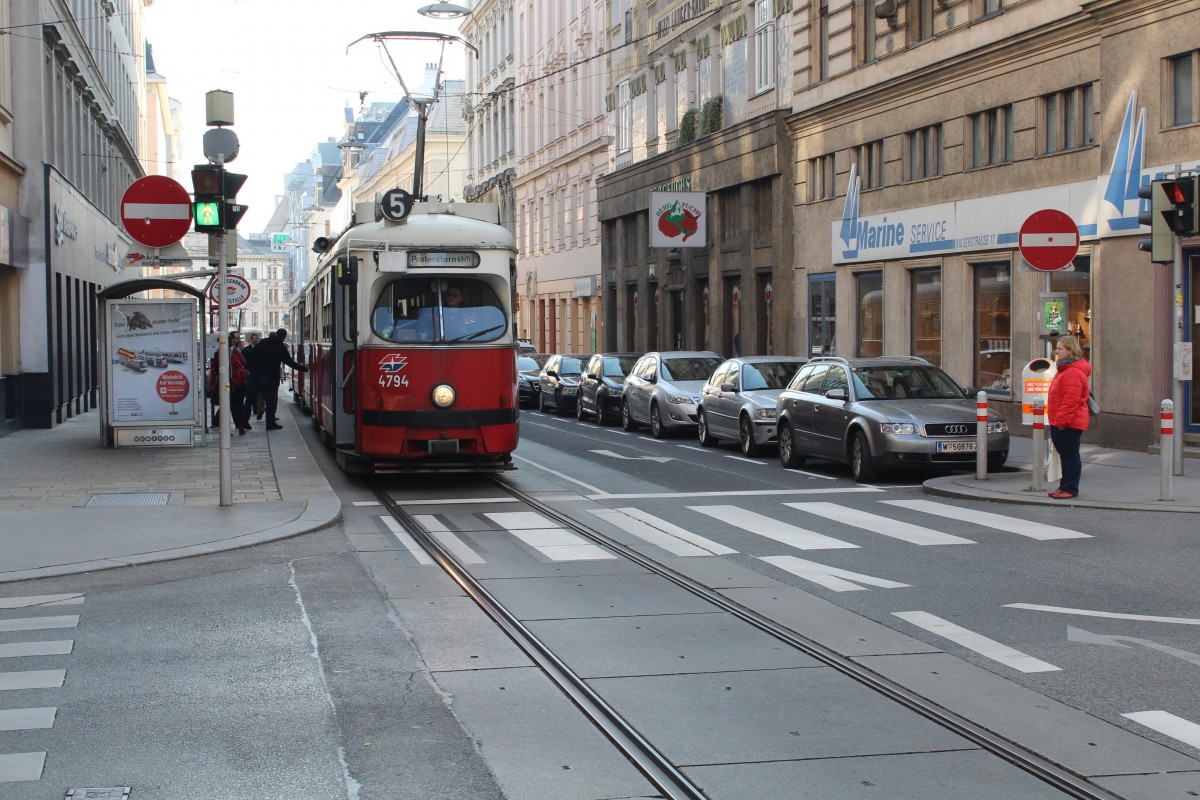 Wien Wiener Linien: E1 4794 + c4 1336 als SL 5 Kaiserstraße (Hst. Stollgasse) am 12. Oktober 2015.