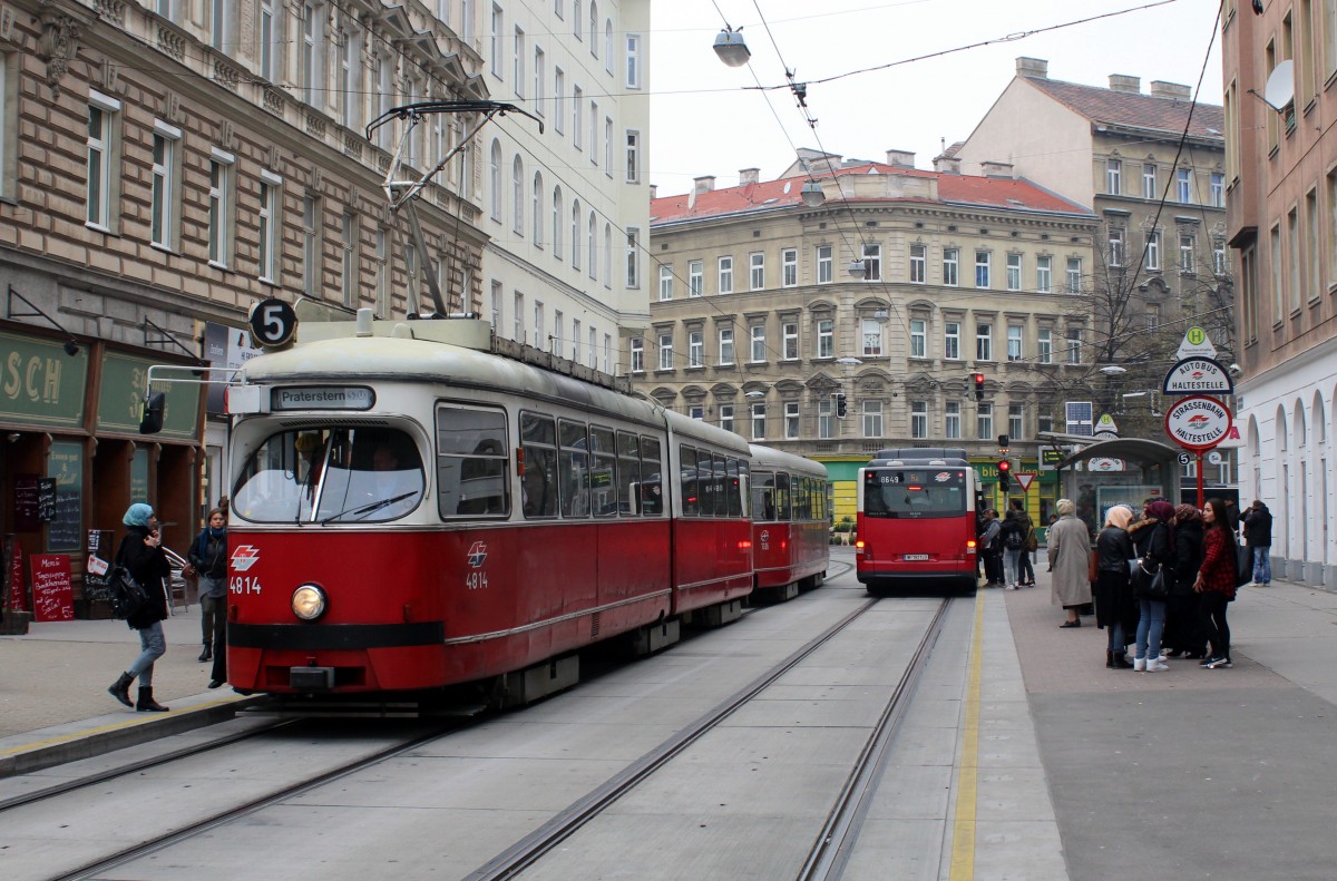 Wien Wiener Linien: E1 4814 + c4 1326 als SL 5 halten am 13. Oktober 2015 an der Haltestelle Rauscherstraße (Rauscherstraße / Bäuerlegasse). - Der GT6 E1 4814 wurde 1973 von der Simmering-Graz-Pauker A.G., Werk Simmering, gebaut, während die Firma Bombardier-Rotax den Beiwagen c4 1326 im Jahre 1975 herstellte. 