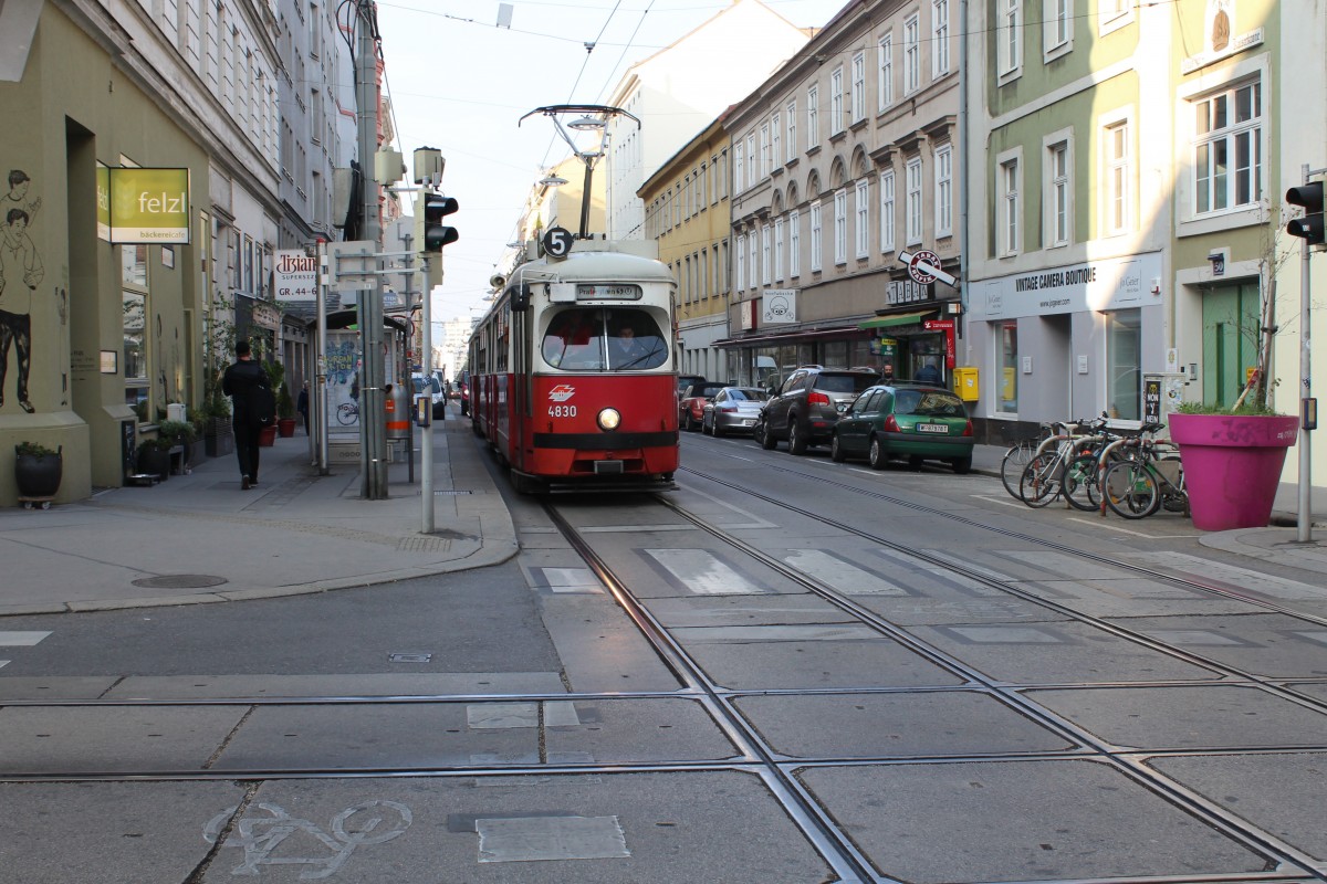 Wien Wiener Linien: E1 4830 (SGP 1974) als SL 5 Hst. Kaiserstraße / Westbahnstraße am 12. Oktober 2015.