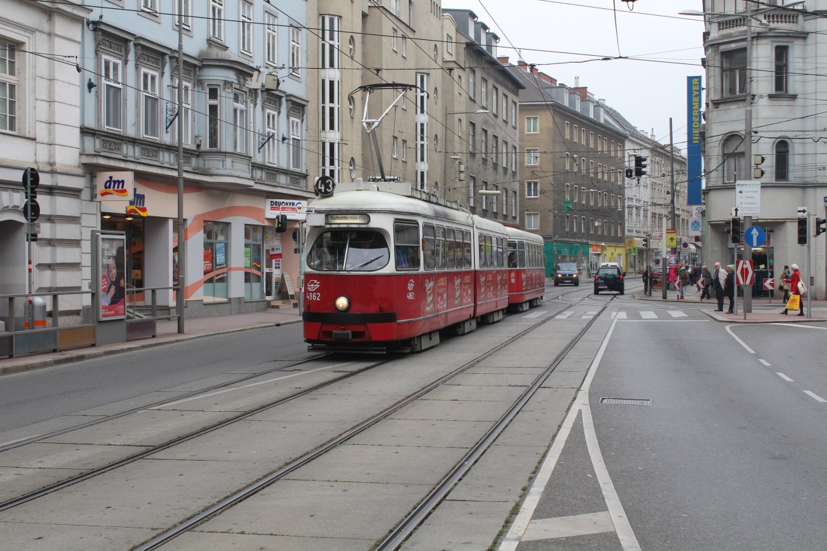 Wien Wiener Linien: E1 4862 + c4 1352 als SL 43 Elterleinplatz am 13. Oktober 2015. - E1 4862: SGP 1976; c4: Rotax 1976.