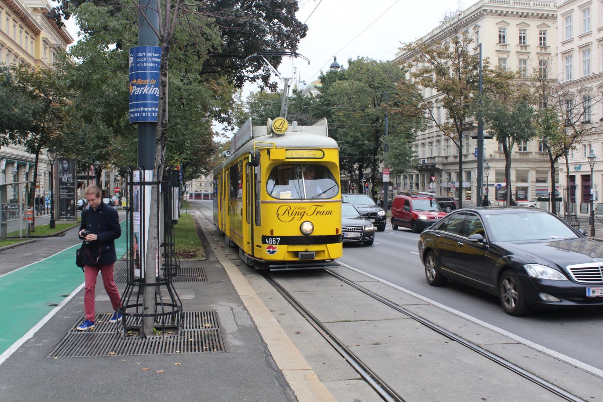 Wien Wiener Linien: E1 4867 (SGP 1976) als Vienna Ring Tram Kärntner Ring / Akademiestraße am 14. Oktober 2015.