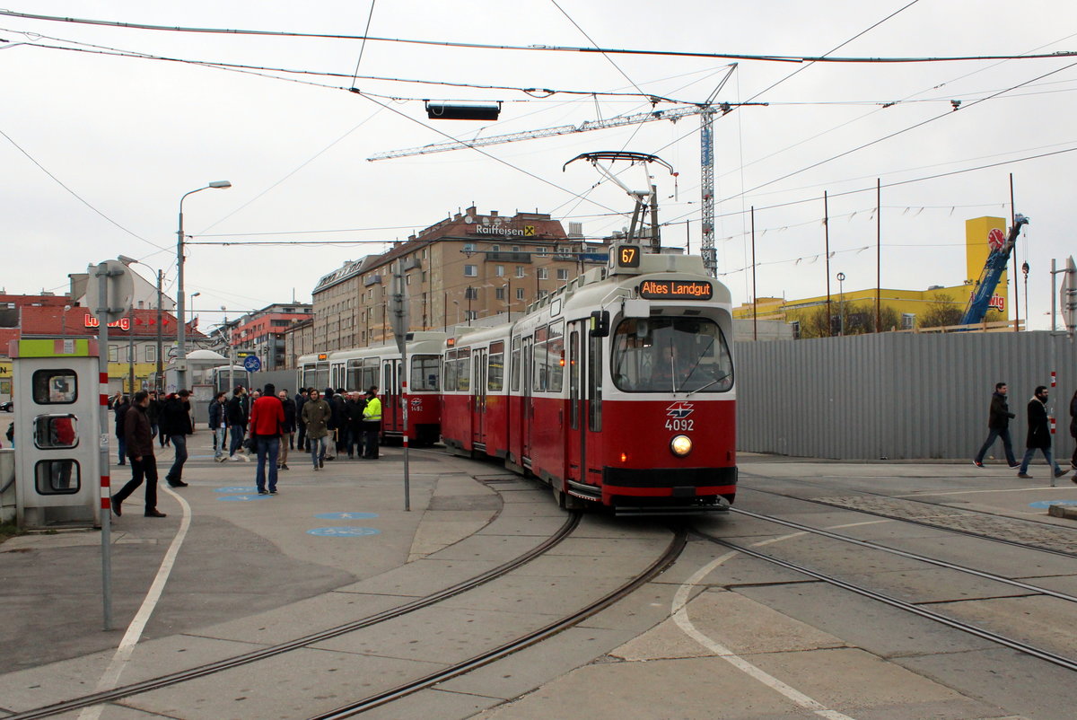 Wien Wiener Linien: E2 4092 + c5 1492 als Einsatzzug auf der SL 67 Favoriten, Altes Landgut am 14. Feber / Februar 2016. - Am Sonntag dem 14. Feber 2016 spielten in der Generali-Arena die Mannschaften der beiden Fussballvereine Austria Wien und Rapid Wien in einem Bundesliga-Fussballspiel. Deshalb gab es auf der Strecke Reumannplatz - Altes Landgut einige Einsatzzüge. 