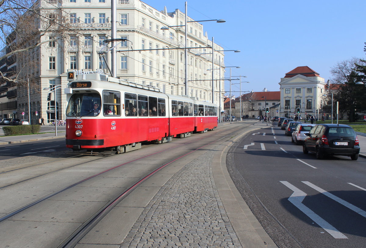 Wien Wiener Linien (E2 4307 + c5 1507) Landstraße, Schwarzenbergplatz / Zaunergasse / Daffingerstraße am 20. März 2016. - Seit 1894 heißt die ehemalige Michaelgasse Zaunergasse; die Straße wurde nach dem Bildhauer Franz Anton Zauner Edler von Felpatan (1746-1822) benannt. - Die Daffingerstraße hat ihren Namen nach dem Miniaturen- und Aquarellmaler Moritz Michael Daffinger, der von 1790 bis 1849 lebte; seit 1913 existiert dieser Straßenname. 