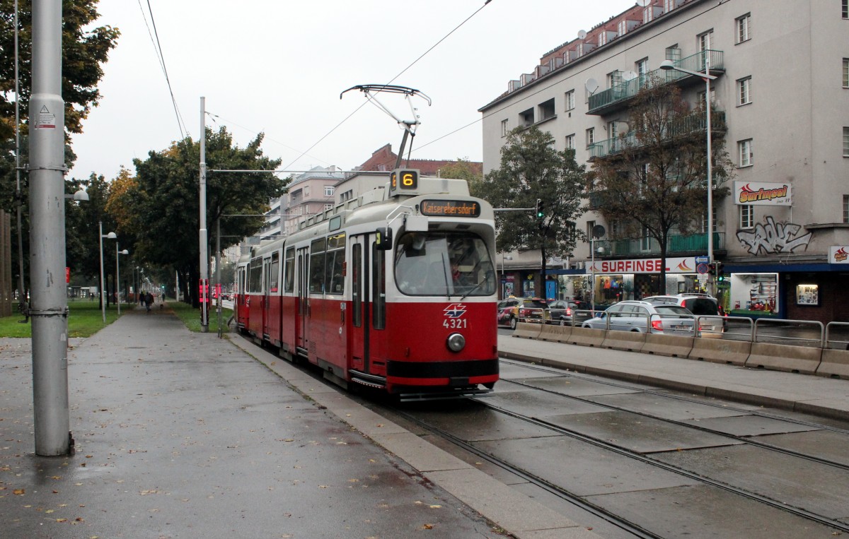 Wien Wiener Linien: E2 4321 auf der SL 6 erreicht am 15. Oktober 2015 die Haltestelle Margaretngürtel / Arbeitergasse.