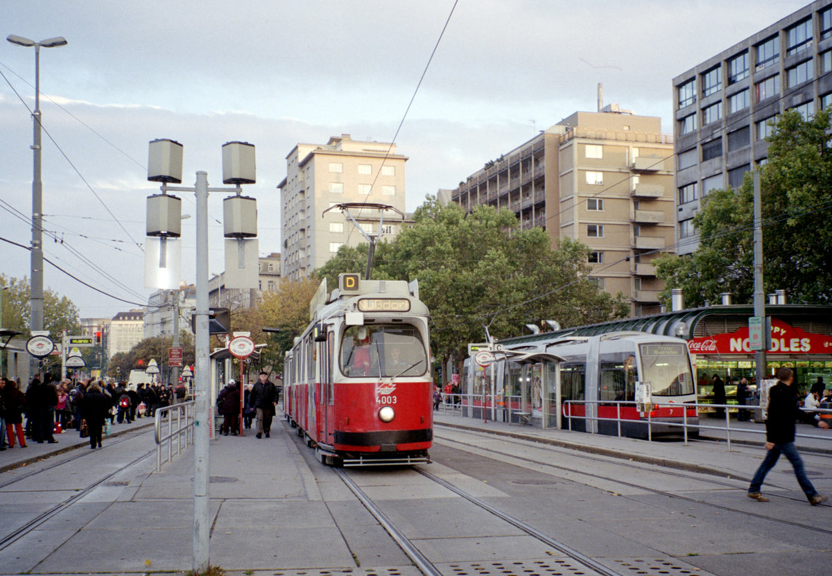 Wien Wiener Linien: Ein umgeleiteter Zug der SL D (E2 4003 + c5) befindet sich am 19. Oktober 2010 am Schwedenplatz. - Scan eines Farbnegativs. Film: Fuji S-200. Kamera: Leica C2. 