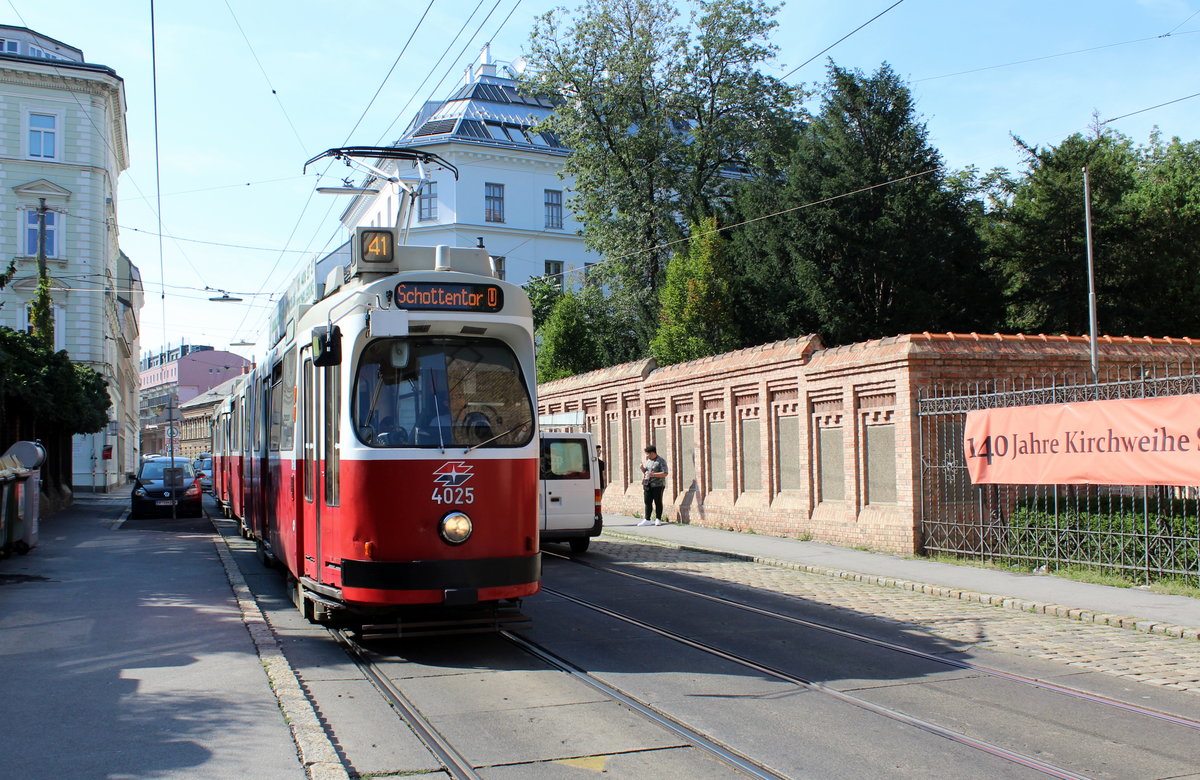 Wien Wiener Linien: Ein wegen Bauarbeiten im äußeren Teil der Währinger Straße umgeleiteter Zug der SL 41 (E2 4025 (SGP 1979) + c5 1425 (Bombardier-Rotax 1978)) erreicht am Sonntag dem 29. Juli 2018 die Haltestelle Vinzenzgasse in der Kreuzgasse (im 18. Bezirk Währing).