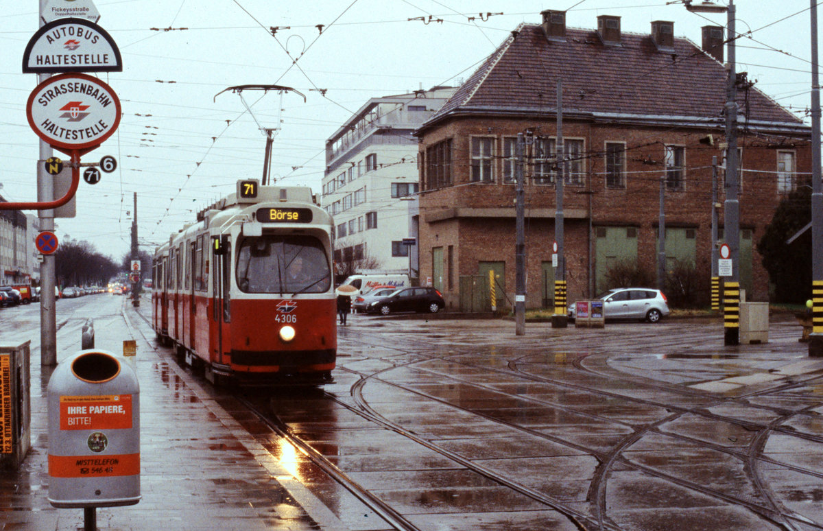 Wien Wiener Linien: Ein Zug der SL 71 bestehend aus dem GT6 E2 4306 und dem Bw c5 1506 erreicht an einem trüben regnerischen Vormittag im Februar 2016 die Haltestelle Fickeysstraße in der Simmeringer Hauptstraße (im 11. Stadtbezikrk). - Scan eines Diapositivs. Film: Fuji RXP. Kamera: Konica FS-1.