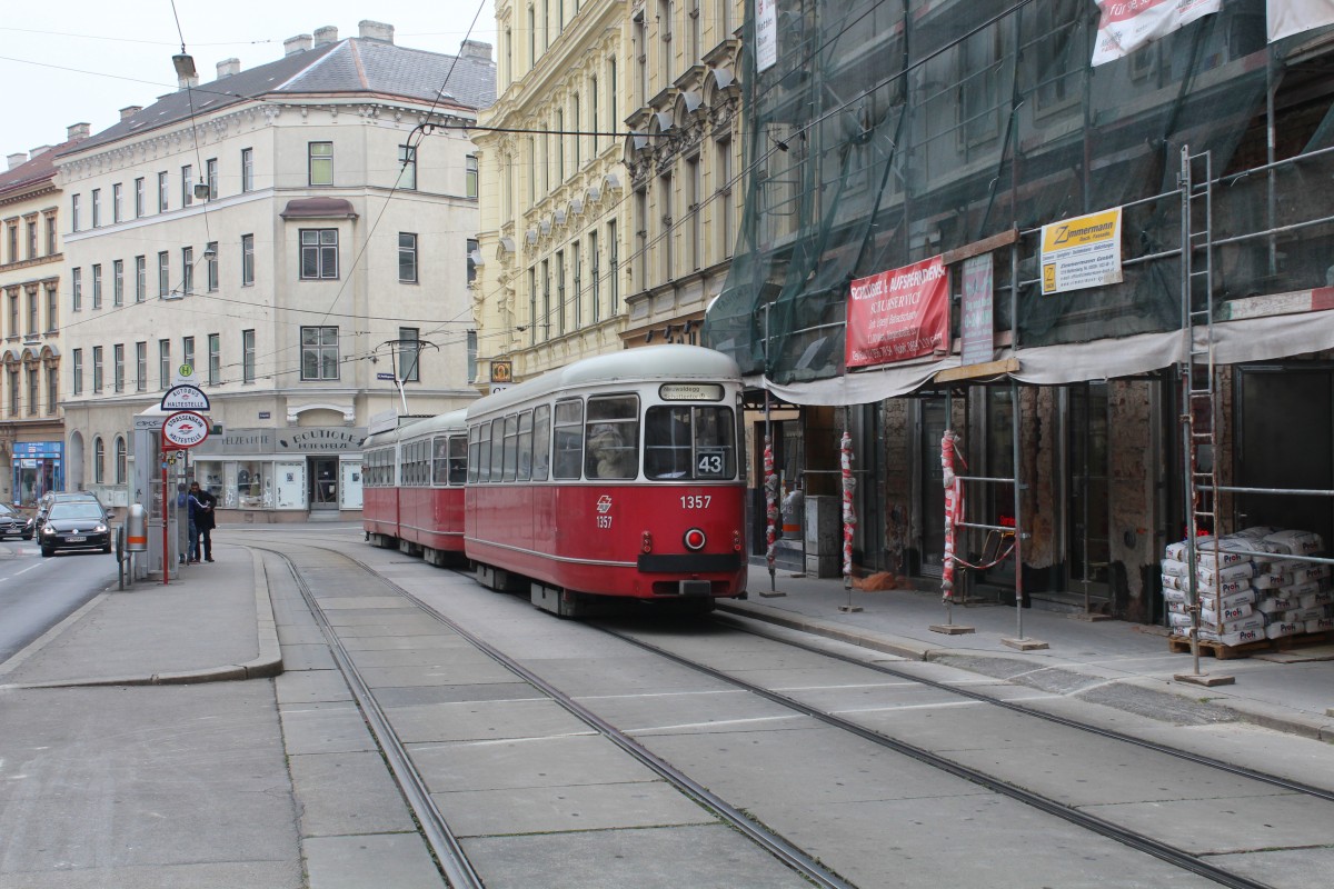 Wien Wiener Linien: Ein Zug bestehend aus dem Großraumbeiwagen c4 1357 und dem Gelenktriebwagen E1 4849 hält am 13. Oktober 2015 an der Haltestelle Palffygasse in der Jörgerstraße. - Den c4 1357 lieferte Rotax 1976.