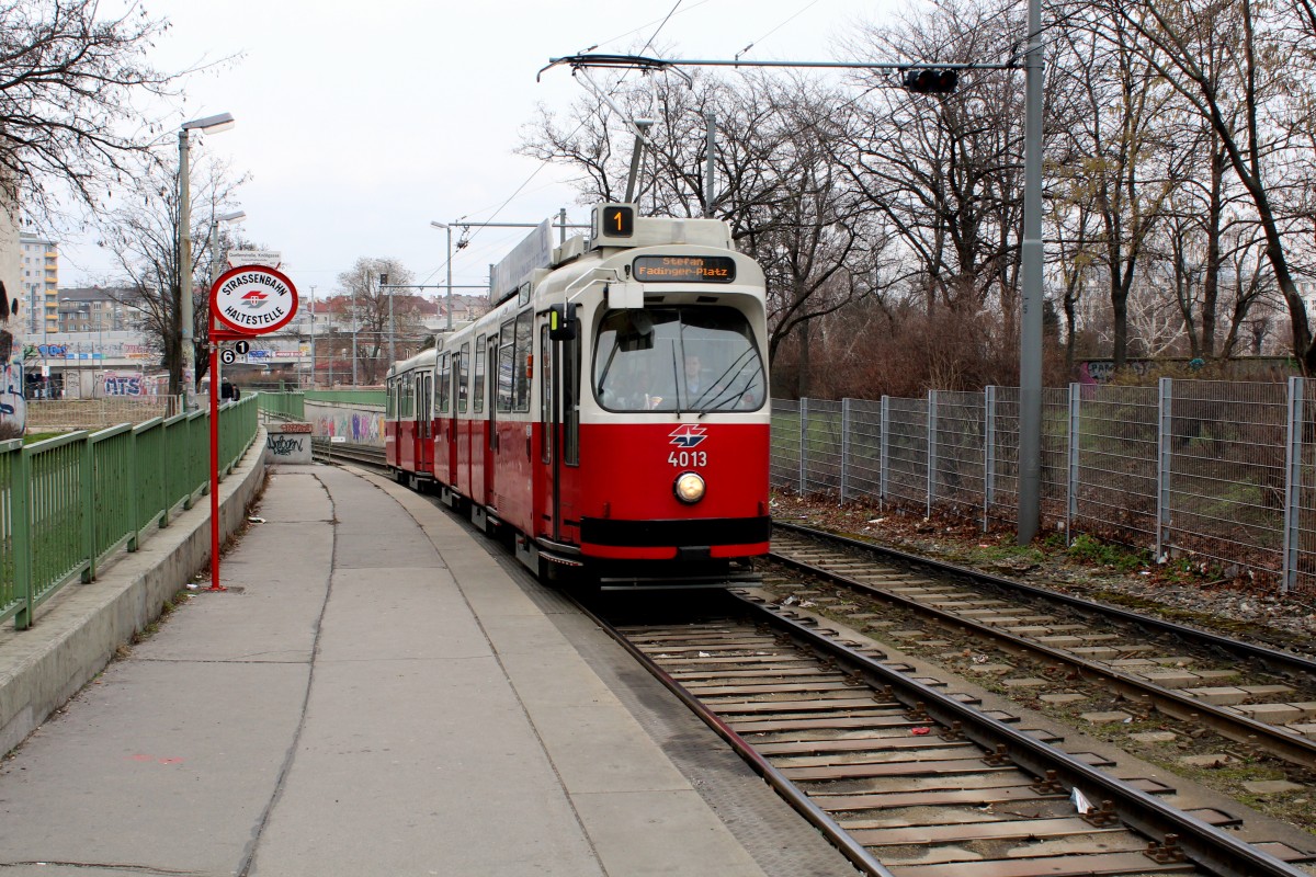 Wien Wiener Linien: Ein Zug bestehend aus dem Tw E2 4013 und dem Bw 1413 auf der SL 1 erreicht am Nachmittag des 14. februar 2016 die Haltestelle Quellenstraße / Knöllgasse.