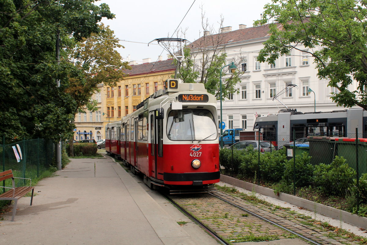 Wien Wiener Linien: Eine E2+c5-Garnitur (E2 4027 + c5) auf der SL D erreicht am 27. Juli 2016 die Endstation Nußdorf, Beethovengang im 19. Stadtbezirk, Wien-Döbling. - Beethoven, der sich im Sommer sehr gern in der Gegend aufhielt, betrachtete den heutigen Beethovengang als seinen Lieblingsspazierweg.