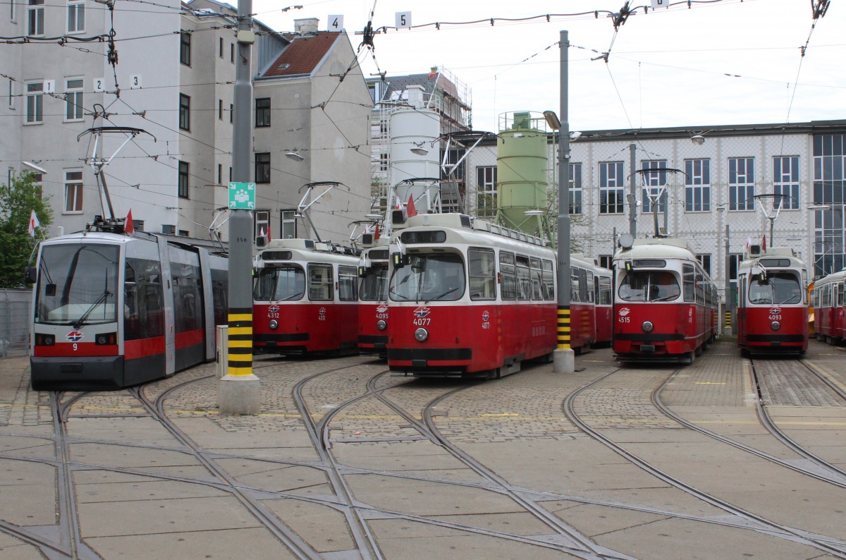 Wien Wiener Linien: Im Betriebsbahnhof Favoriten halten am Morgen des 1. Mai 2015 die Wagen A 9, E2 4312, E2 4095, E2 4077, E1 4515 und E2 4093.