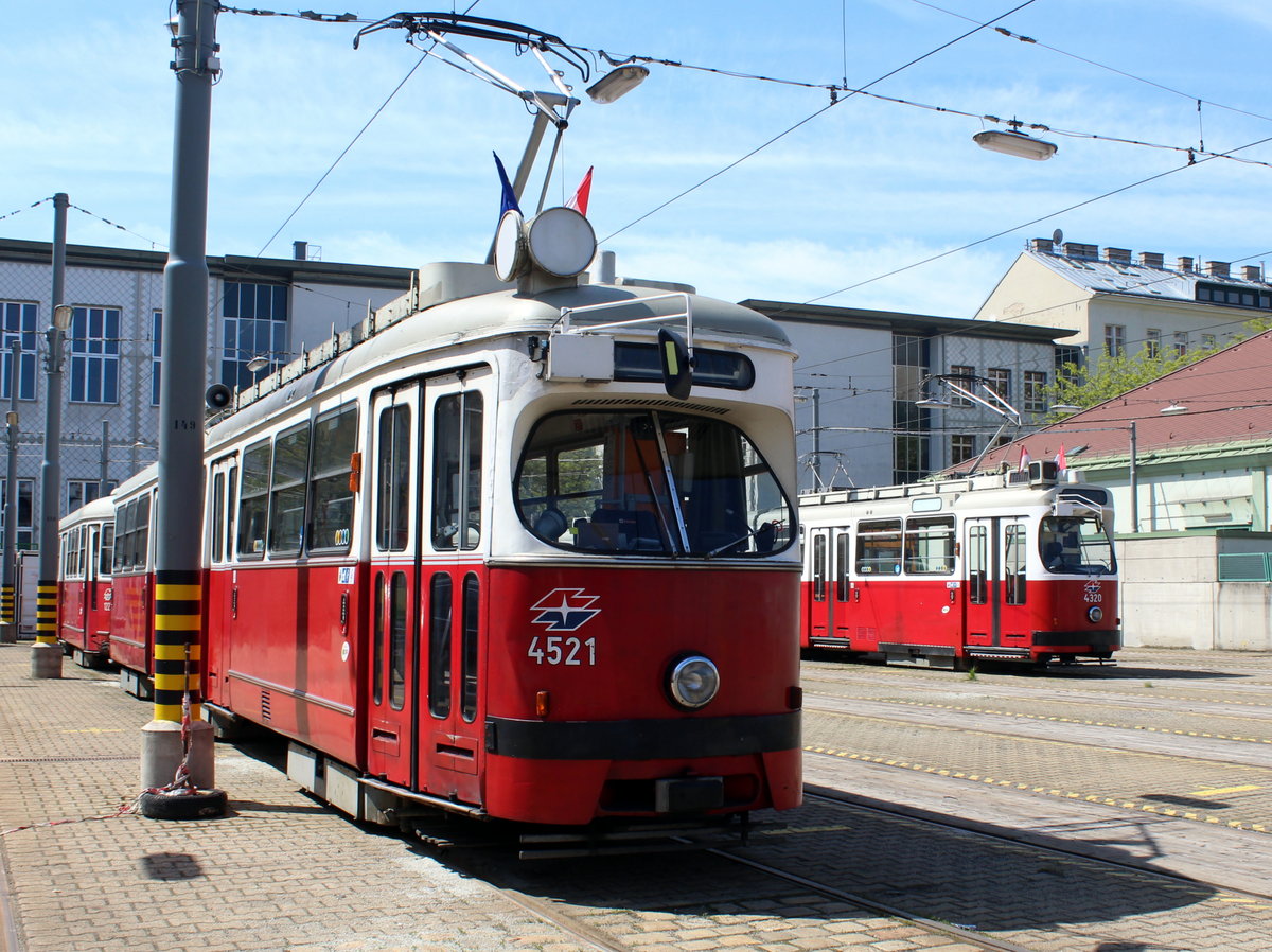 Wien Wiener Linien: Im Straßenbahnbetriebsbahnhof Favoriten steht der E1 4521 mit dem Beiwagen c3 122x. - Im Hintergrund ist der E2 4320 zu sehen. Datum: 11. Mai 2017.