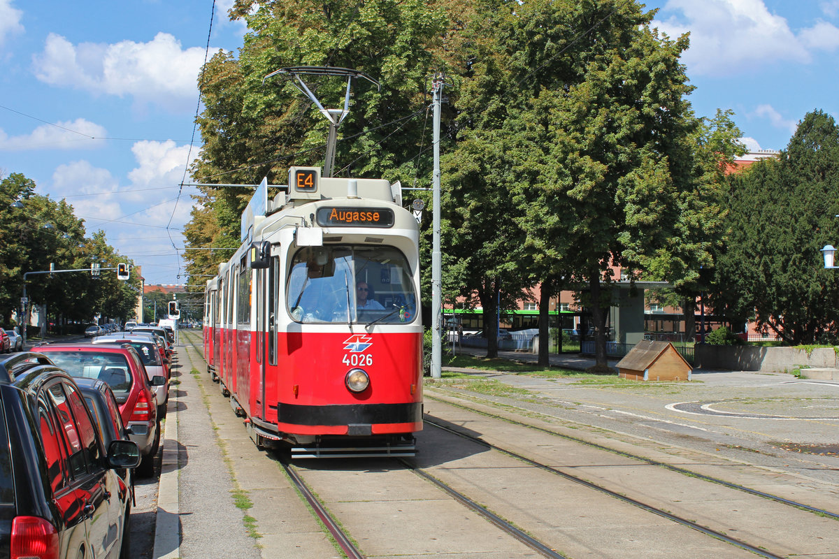 Wien Wiener Linien: Seit dem 2. Juli fahren die Züge der U4 wegen Sanierungsarbeiten im U-Bhf. Heiligenstadt nur bis Spittelau. Um die Fahrgäste der U4 auf die beste Weise ab Spittelau bis Heiligenstadt befördern zu können, haben die Wiener Linien die Ersatzstraßenbahnlinie E4 als Entlastung der SL D, die diese Strecke normalerweise bedient, eingerichtet. Erwarteter Abschluss der Sanierungsarbeiten: 26. August 2018. - Zum Foto: Der E2 4026 (SGP 1979) auf der SL E4 erreicht am 27. Juli 2018 die Hst. Heiligenstadt, 12. Februar-Platz in der Heiligenstädter Straße.