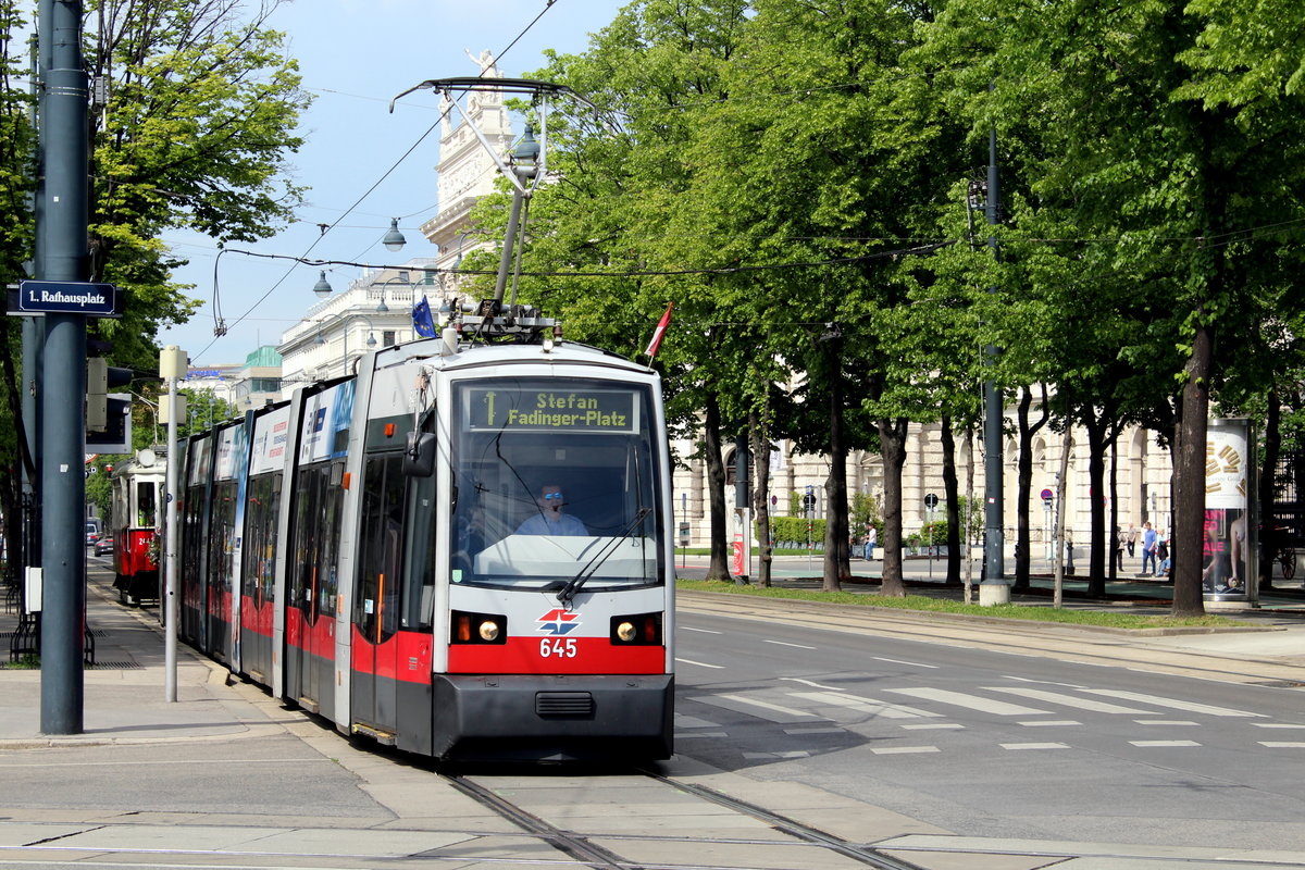 Wien Wiener Linien SL 1 (B 645) I, Innere Stadt, Universitätsring / Rathausplatz am 13. Mai 2017.